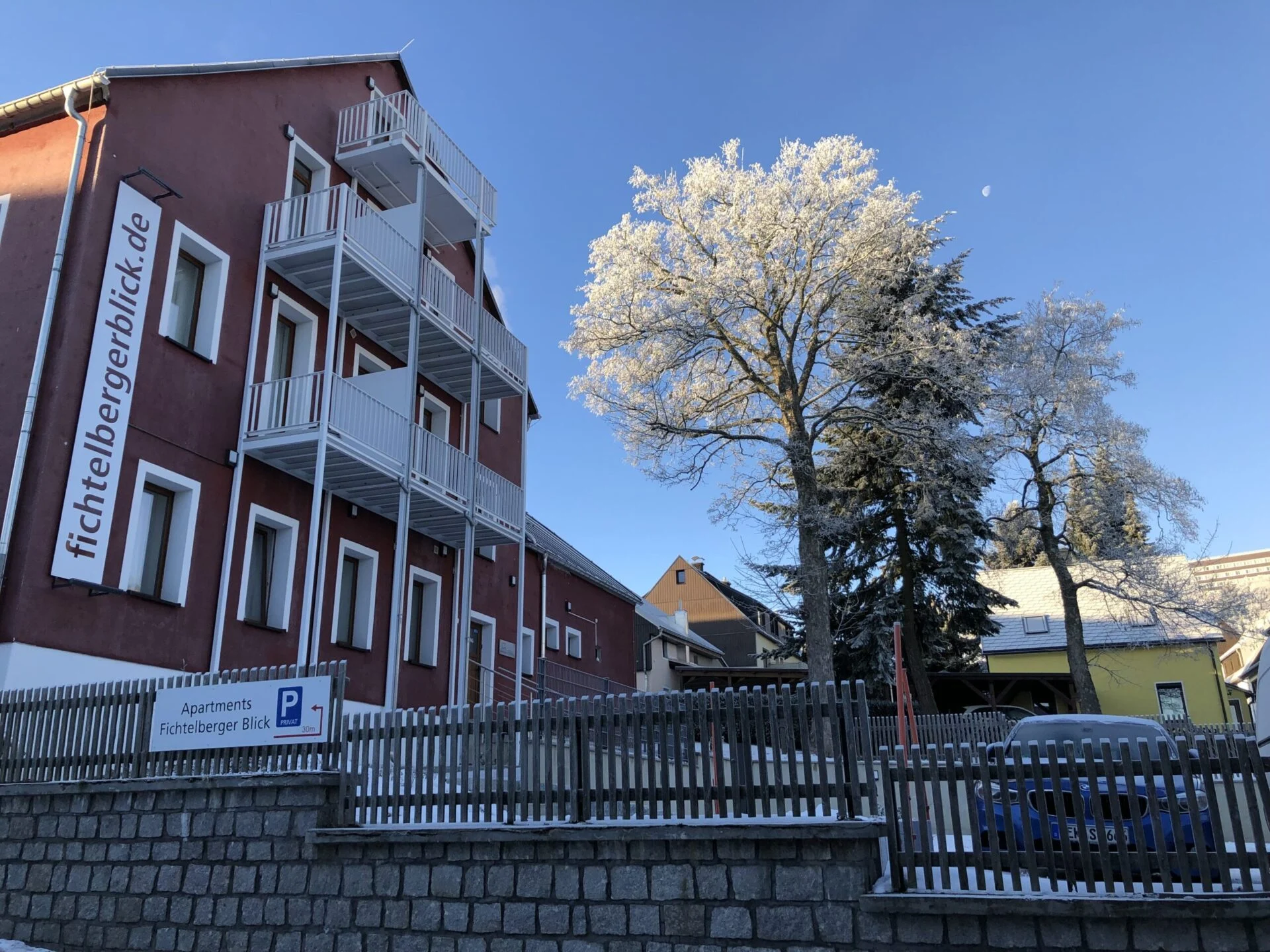 Haus Fichtelberger Blick mit Balkonen und verschneiten Bäumen in Oberwiesenthal