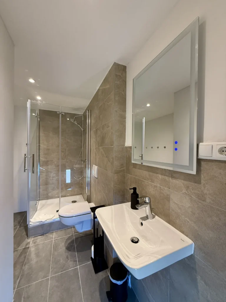 Badezimmer mit Dusche