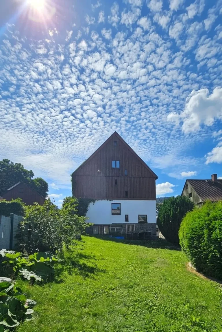 Außenansicht des Hauses mit Garten