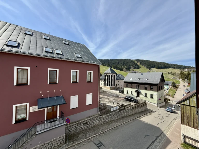 Sommerlicher Blick aus dem Apartment auf Oberwiesenthal