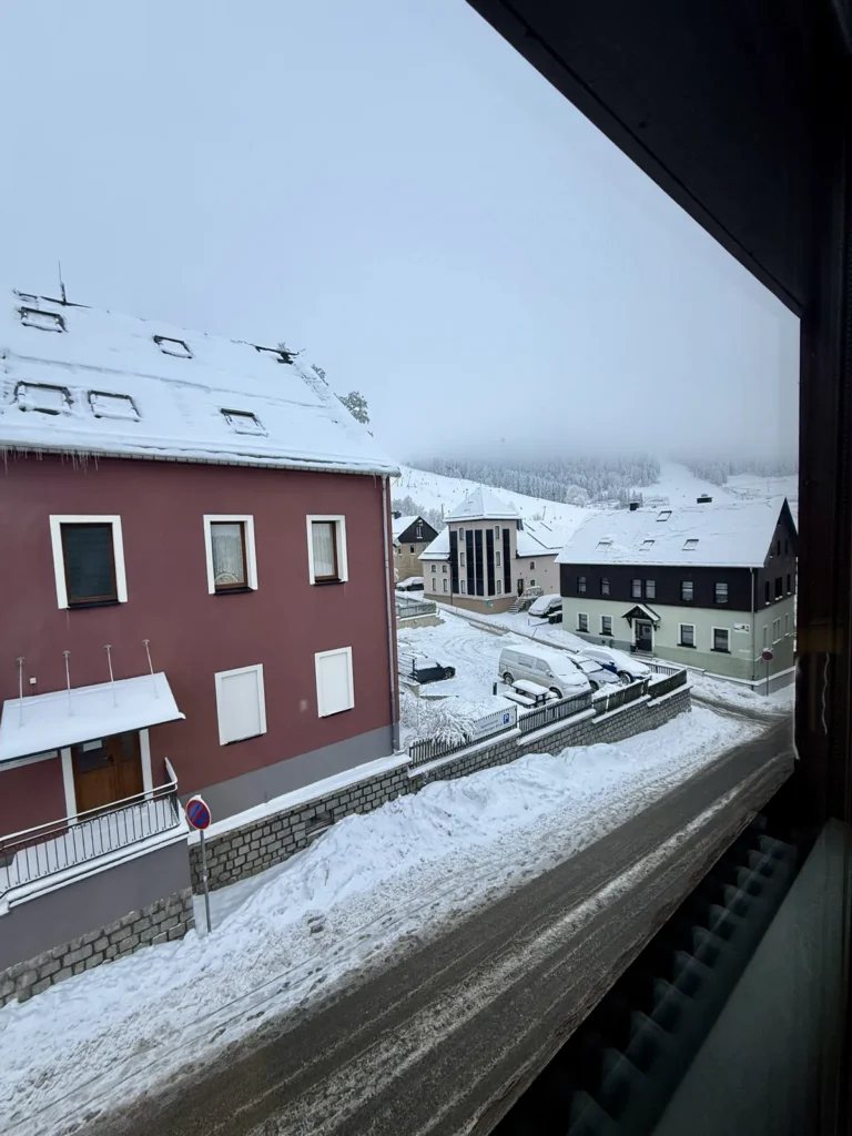 Blick auf die verschneite Straße in Oberwiesenthal